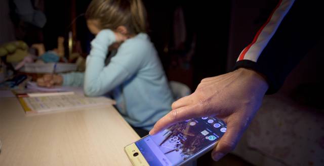 Una joven hace los deberes sin el móvil.