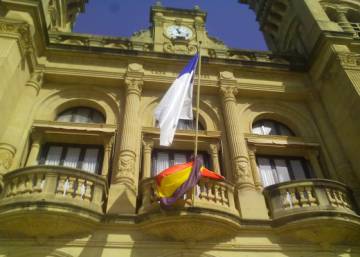 Izagirre burla a la Justicia al colocar otra vez la tricolor en el Ayuntamiento