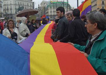 La bandera republicana regresa a la Puerta del Sol
