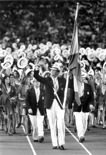 El príncipe Felipe entra en el Estadio Olímpico de Barcelona como abanderado de España en los Juegos de 1992.