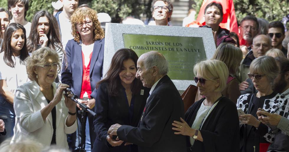 Las alcaldesas de Madrid, Manuela Carmena en la inauguraci&oacute;n del "Jard&iacute;n de los combatientes de la Nueve".