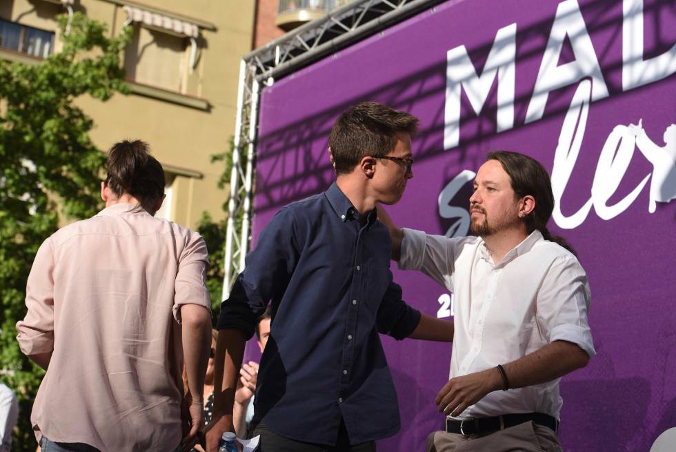 Iglesias y Errejón escenifican su reconciliación y cierran filas con la moción de censura al PP