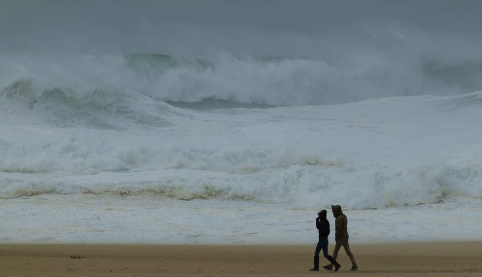 Mueren Dos Turistas Espanoles Arrastrados Por Las Olas En Portugal Espana El Pais