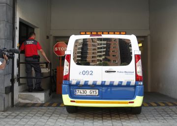 Un conductor entra con su coche en el garaje de la policía y sale con tres denuncias