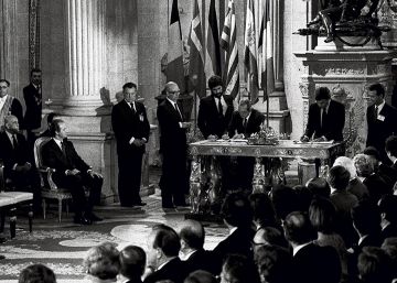 Felipe González y Fernando Morán firman, en presencia del Rey, el Acta de Adhesión de España a las Comunidades Europeas en el Palacio Real,rn el 12 de junio de 1985.