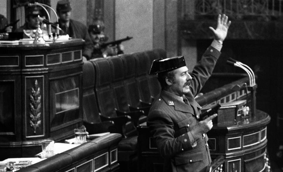 El teniente coronel Tejero irrumpe pistola en mano en el Congreso de los Diputados, el 23 de febrero de 1981.