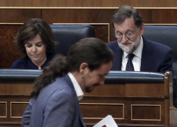 Pablo Iglesias pasa por delante de Mariano Rajoy y Soraya Sáenz de Santamaría durante la sesión de la moción de censura.