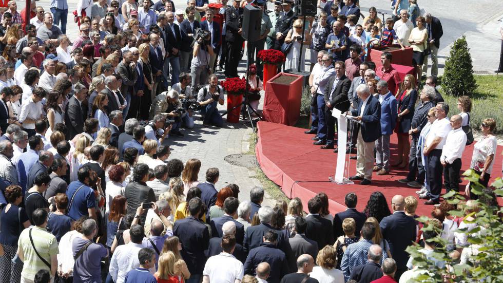 Los asistentes al homenaje a Miguel Ángel Blanco este martes en Ermua. 