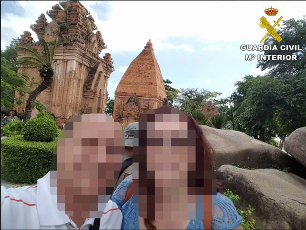 La detenida y su pareja, en uno de los viajes exóticos que pagaban con dinero ajeno.