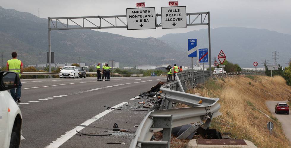 Un grupo de agentes vigila la carretera C-14, en Alcover (Tarragona), donde un hombre y un adolescente fallecieron hace dos semanas.
