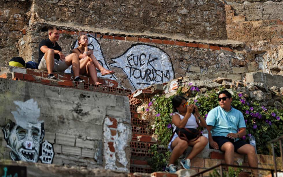 Pintadas contra el turismo en el mirador de las baterías antiaéreas de El Carmel en Barcelona.