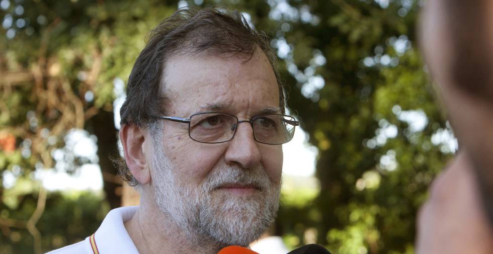 Mariano Rajoy, atiende a los medios de comunicación durante su paseo por las orillas del río Umia (Pontevedra).