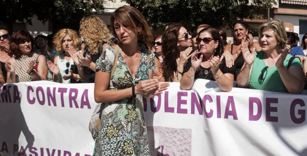 Juana Rivas, en el centro, durante una concentración el pasado julio.