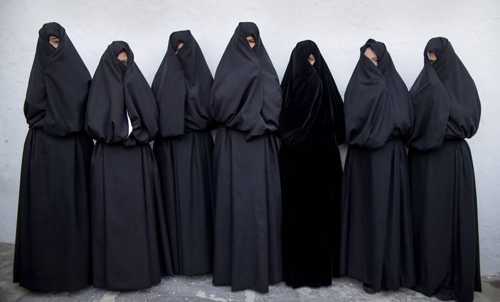 Un grupo de mujeres ataviadas con mantos de cobijada en una calle de Vejer (Cádiz).