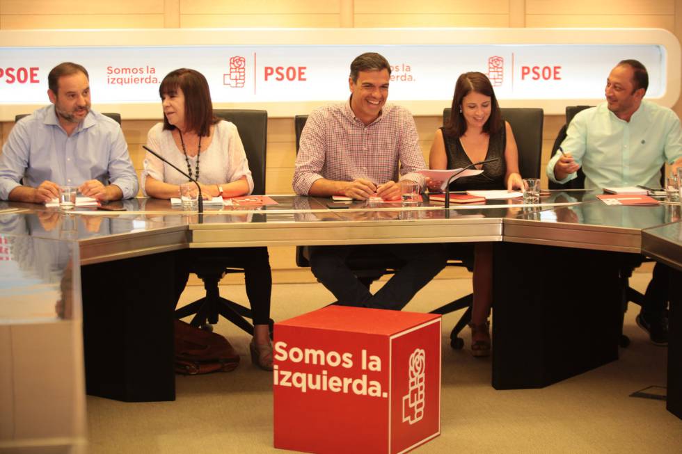 La dirección del PSOE, este miércoles en la sede del partido. 