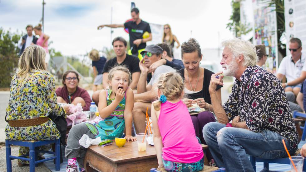 Gente comiendo y bebiendo en el mercado de Las Dalias, Ibiza.