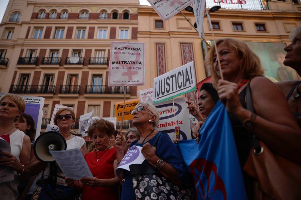 Manifestación a favor de Juana Rivas este jueves en la plaza de Callao, en Madrid. 