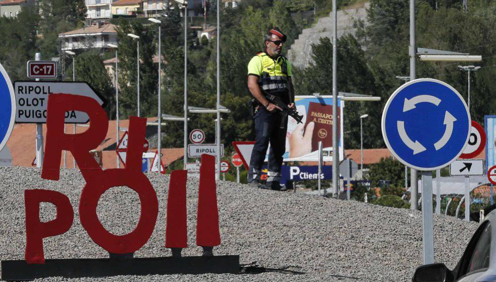 Control policial en Ripoll este domingo.