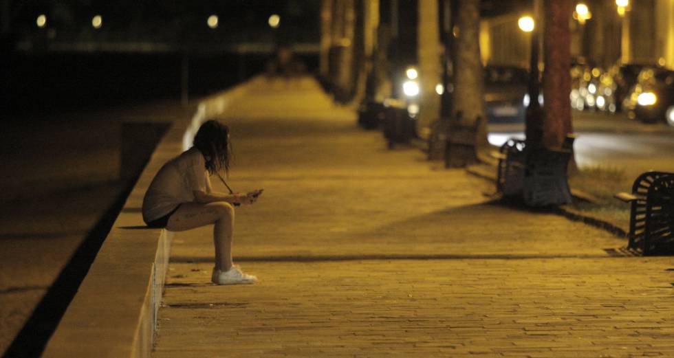 Una joven, ayer en el paseo donde fue vista Diana Quer por última vez.