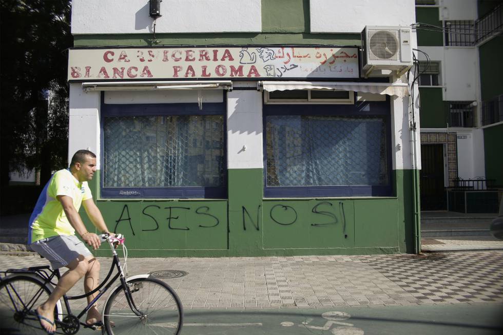 Pintada islamófoba en una carnicería árabe en Sevilla, este martes.
