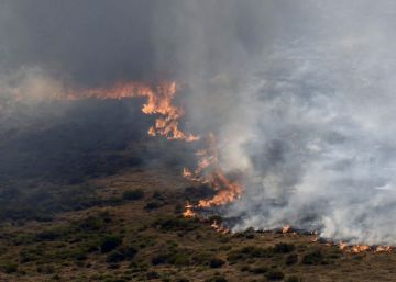 Un incendio avanza sin control en León tras quemar 8.000 hectáreas