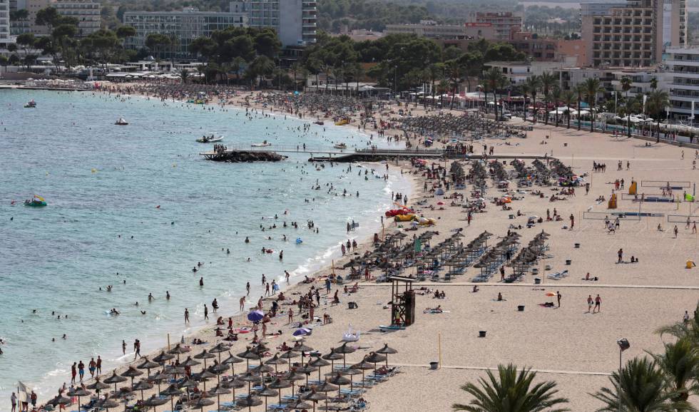 Los turistas este verano en la playa de Magaluf (Mallorca).