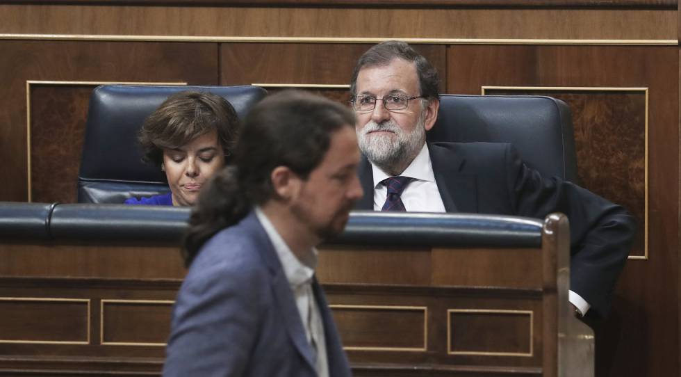 Pablo Iglesias, ante Mariano Rajoy y Soraya Sáenz de Santamaría.
