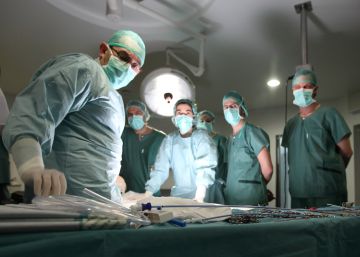 El equipo de trasplantes del hospital Virgen de las Nieves de Granada, durante un simulacro de donación en asistolia, en un quirofano.