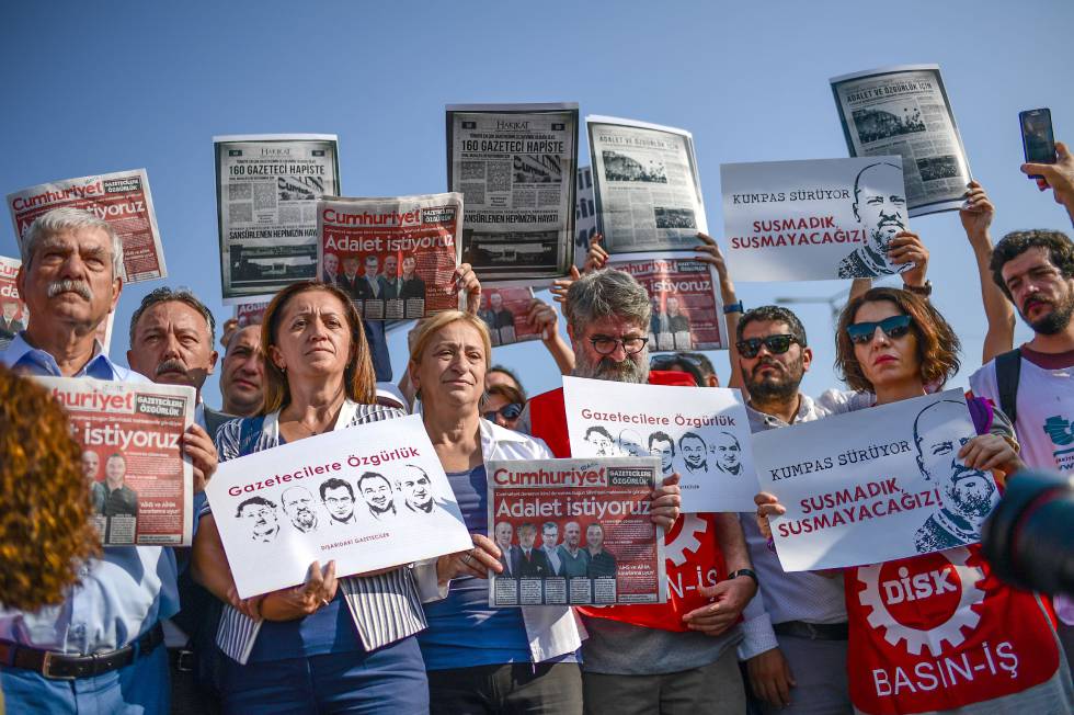 Manifestación reclamando la libertad de los periodistas presos el pasado día 11 en Estambul (Turquía). 