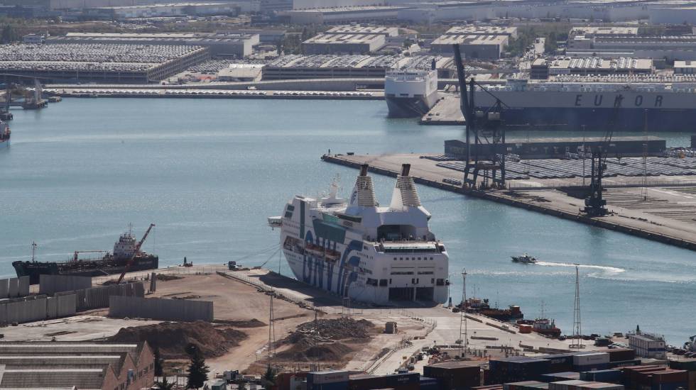 El Crucero Rapshody amarrado en el puerto de Barcelona que servirá de alojamiento a los policías desplazados para impedir el referéndum.
