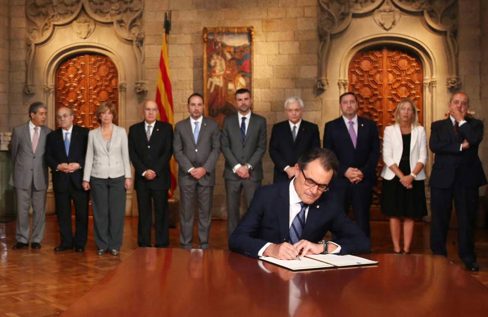 Artur Mas firma el decreto de convocatoria del 9-N el 27 de septiembre de 2014.