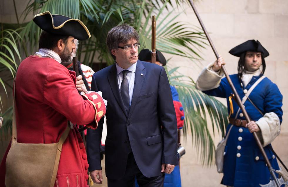 El presidente de la Generalitat, Carles Puigdemont, recibe a la Coronela y los Miquelets en la Diada de 2016.