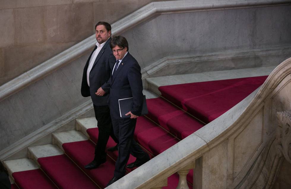 Oriol Junqueras y Carles Puigdemont abandonan una sesión del Parlament.