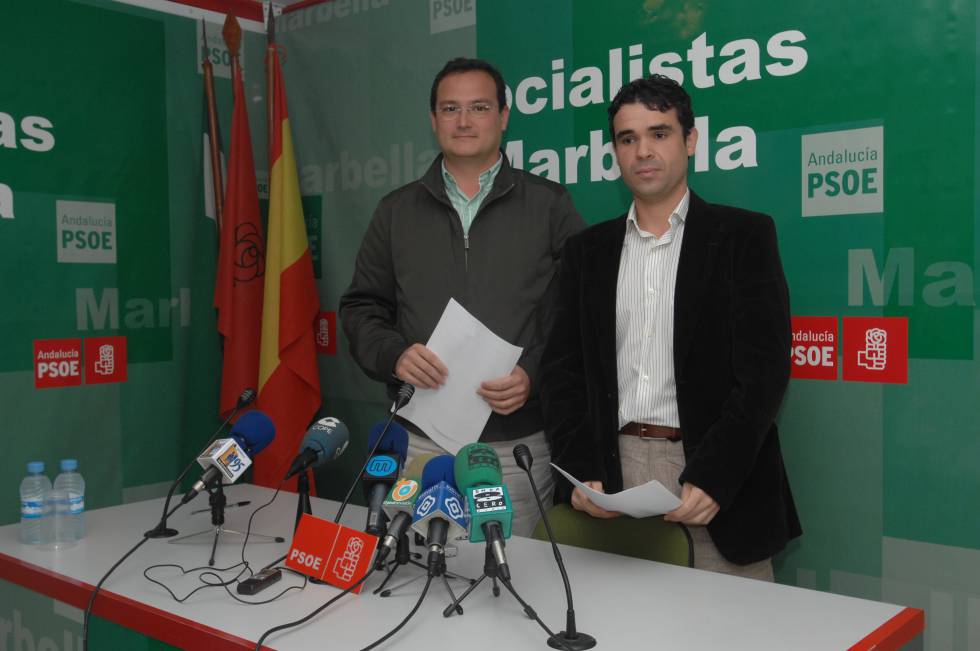 El abogado Jaime Olcina (izquierda) junto al exalcalde socialista de Marbella José Bernal en 2008. 