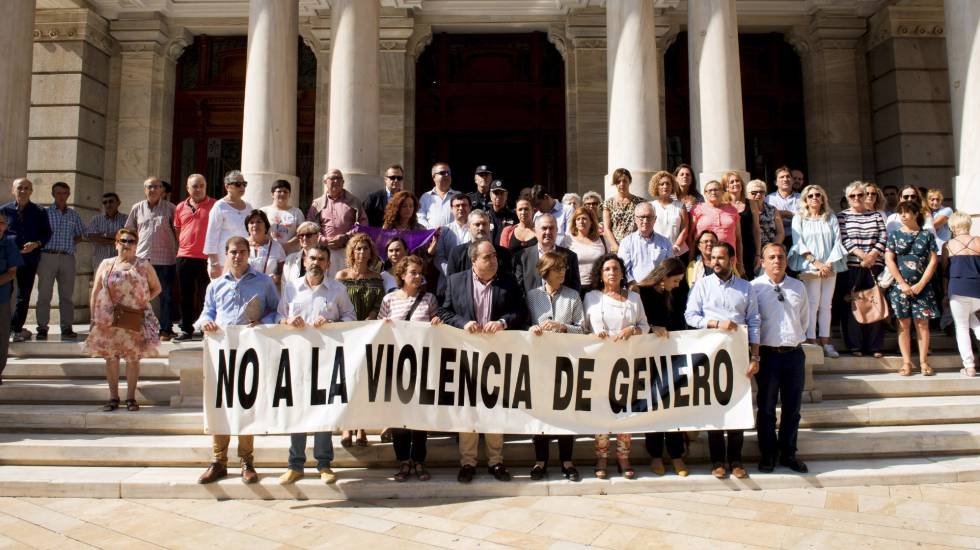 Concentración en al puerta del Palacio Consistorial del Ayuntamiento de Cartagena para condenar la muerte de la joven asesinada.