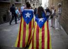Barcelona23-09-2017: Dos chicas cubiertas con la bandera estelada.  FOTO: PACO PUENTESEL PAIS