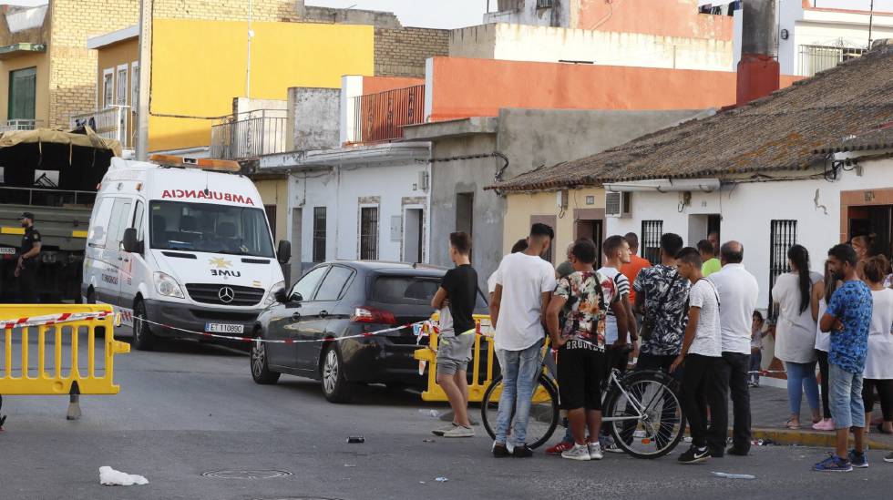 La Policía Nacional y la Unidad Militar de Emergencias (UME) en una vivienda de Dos Hermanas (Sevilla), donde se han encontrado restos humanos enterrados en hormigón.