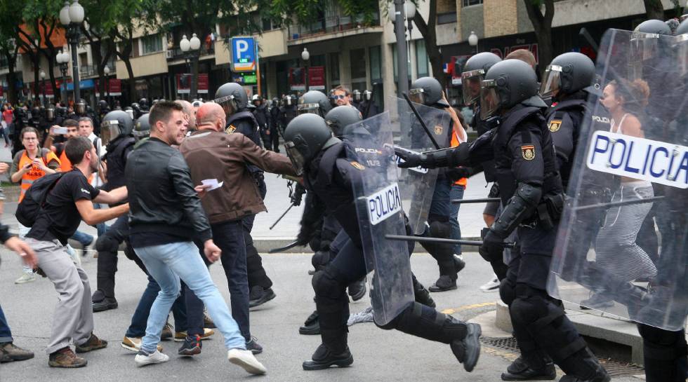 Agentes de la policía nacional intentan retirar a los concentrados en el instituto IES Tarragona el 1 de octubre.