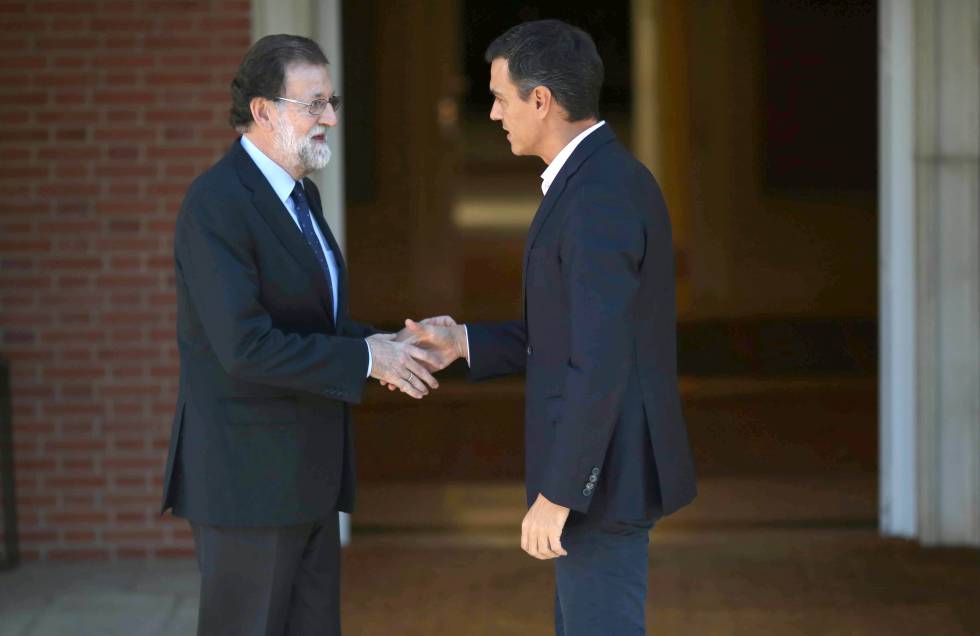 Rajoy y Sánchez, este lunes en La Moncloa.