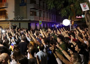 Los vecinos acosan a policías y guardias civiles en varias localidades de Cataluña