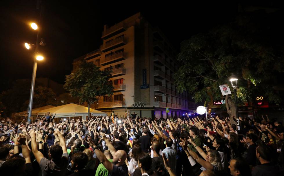 Protesta anoche frente al hotel donde se alojan los policías en Pineda de Mar. 