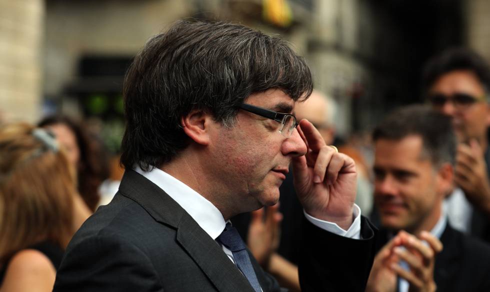 El presidente de la Generalitat, Carles Puigdemont, en una concentración en la plaza de Sant Jaume.