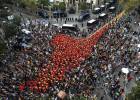 GRA49. BARCELONA, 03102017. Numerosos personas concentradas ante la delegación del Gobierno en la que ha tomado un protagonismo especial un grupo numeroso de bomberos de Barcelona uniformados, que haN secundando la jornada de paro, avalada por algunos sindicatos, entidades soberanistas y otras formaciones, en protesta por la actuación policial durante el referéndum organizado el domingo por la Generalitat a pesar de la suspensión del Tribunal Constitucional. EFE Alejandro García