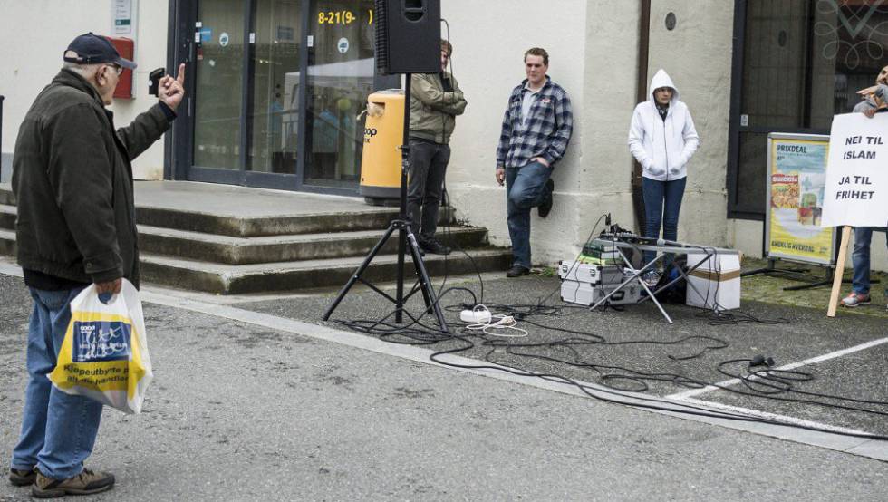 Louis Eriksen gives a group of Islamophobes, SIAN, the finger in Kongsberg, on September 23.