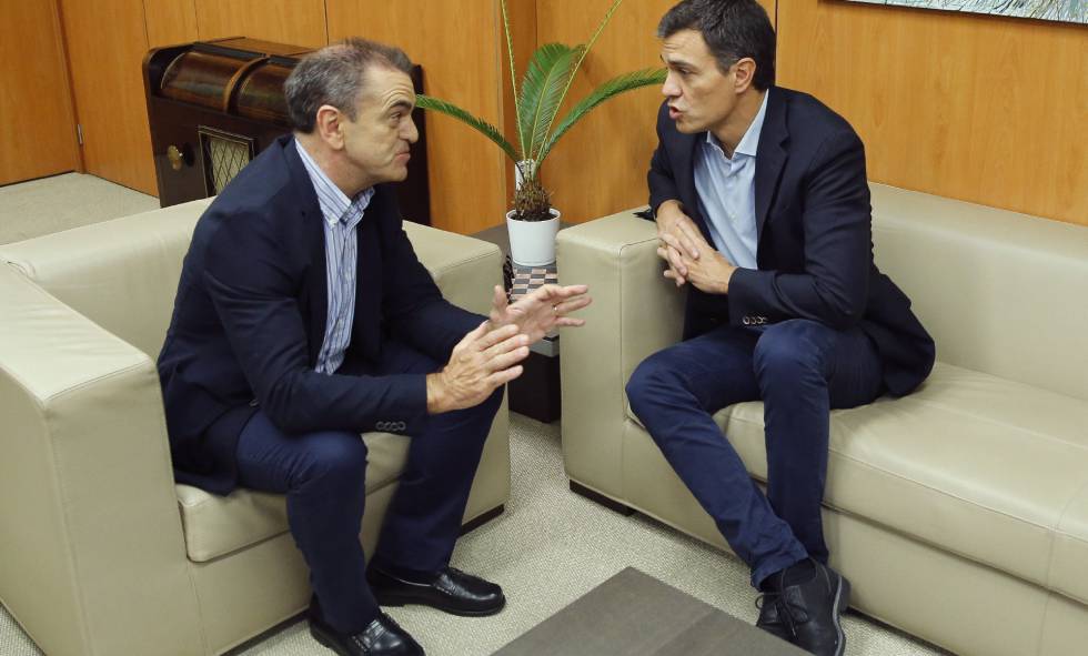 Pedro Sánchez (d) con el nuevo secretario general del PSOE-M, José Manuel Franco, este miércoles en Ferraz. 