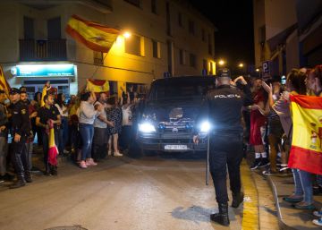 Decenas de vecinos de Pineda de Mar se manifiestan en apoyo a la Policía