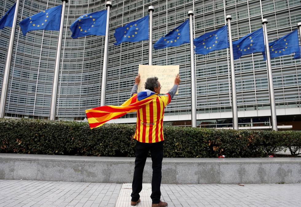 Un hombre con una estelada ante las instituciones europeas en Bruselas.