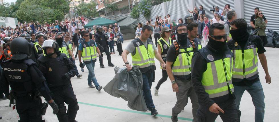 Agentes de la policía nacional retiran urnas del IES Tarragona el 1 de octubre. 