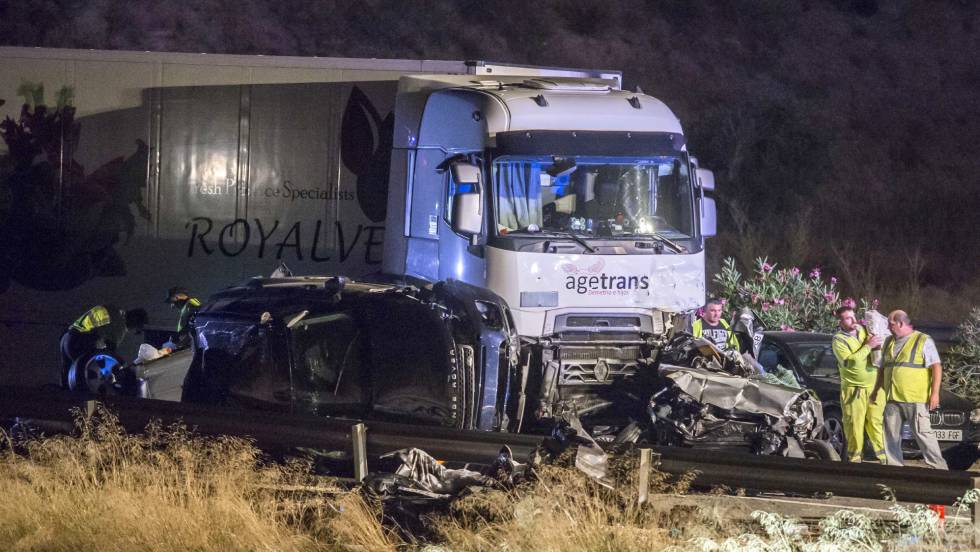 Dos coches destrozados por el accidente de este lunes en la A7, en Murcia.