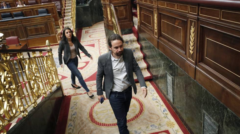 El líder de Podemos, Pablo Iglesias (c), y la portavoz parlamentaria del partido, Irene Montero (detrás), este martes en el Congreso.